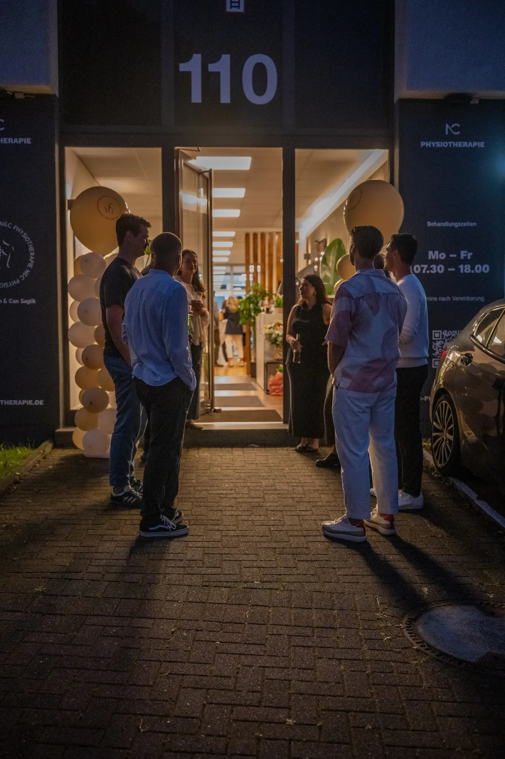 Abendstimmung vor dem Eingang der neuen N&C Physiotherapie Praxis in Eilendorf